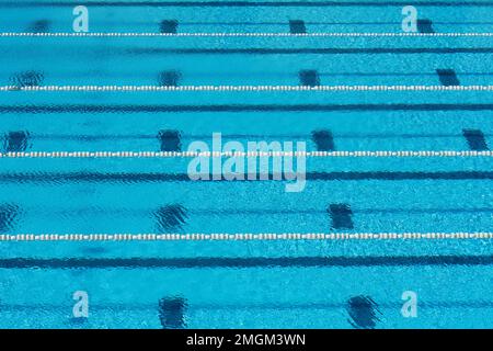 Piscine avec eau bleue pour la natation sportive avec pistes, pistes de natation dans la piscine olympique Banque D'Images