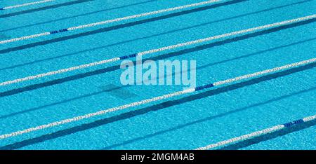 Piscine avec eau bleue pour la natation sportive avec pistes, pistes de natation dans la piscine olympique Banque D'Images