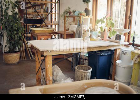 Création, art et poterie avec salle vide d'atelier pour la conception, la fabrication et les petites entreprises. Céramique, intérieur et production avec table dans Banque D'Images