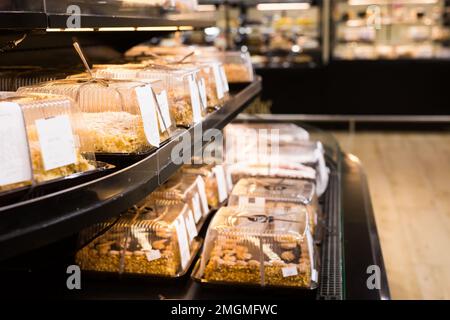 variété de délicieux gâteaux sur la fenêtre du magasin d'un café Banque D'Images