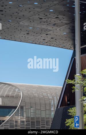 Vue partielle sur la voûte en acier perforé et le Plaza Building par Adjaye Associates et Daniel Boyd, artiste aborigène contemporain primé Banque D'Images