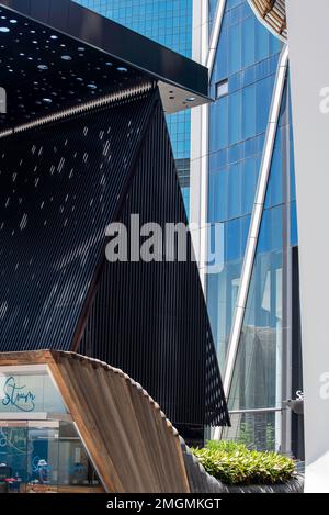 Vue partielle sur la voûte en acier perforé et le Plaza Building par Adjaye Associates et Daniel Boyd, artiste aborigène contemporain primé Banque D'Images