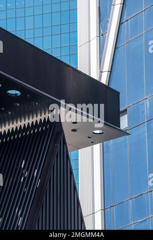 Vue partielle sur la voûte en acier perforé et le Plaza Building par Adjaye Associates et Daniel Boyd, artiste aborigène contemporain primé Banque D'Images