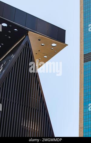 Vue partielle sur la voûte en acier perforé et le Plaza Building par Adjaye Associates et Daniel Boyd, artiste aborigène contemporain primé Banque D'Images