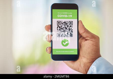 Coronavirus, vaccin et certificat mobile de voyage, voyage ou certificat médical par téléphone. Technologie, santé et gros plan avec l'application Banque D'Images