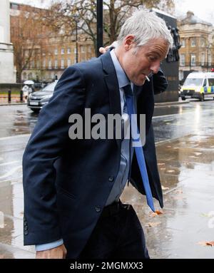 Zac Goldsmith, ministre d'État chargé de l'énergie, du climat et de l'environnement, arrive au Cabinet Office pour fumer une cigarette Banque D'Images