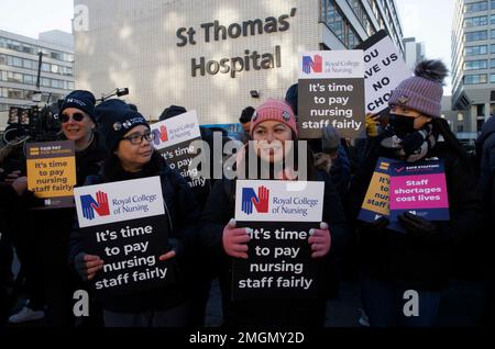 Des membres du Collège royal des sciences infirmières font grève à l'hôpital St Thomas de Londres. Ils demandent au gouvernement une meilleure entente salariale. Banque D'Images