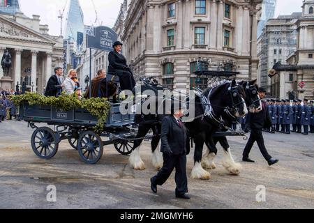 Shire Horses tire le berger Neame Carriage, le plus ancien brasseur britannique, en passant devant Mansion House au spectacle Lord Mayors de 694th dans la City de Londres. Banque D'Images