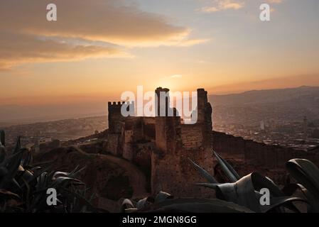 FES la vieille ville impériale du Maroc au lever du soleil, au-dessus de la Médina la plus grande zone piétonne du monde, avec ses murs médiévaux encore intacts Banque D'Images