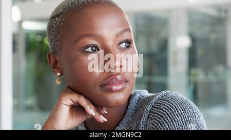 Femme noire professionnelle pensant en étant assise dans son bureau avec des idées et de planification de projet de marketing. Sérieux, réfléchi et pensif africain Banque D'Images