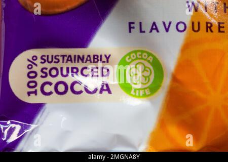 100 % d'informations sur le cacao cocococoalife provenant de sources durables sur le paquet d'orange de lait Cadbury Dairy Banque D'Images