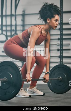 Gym, exercice de barbell et femme noire faisant des performances de forme physique de muscle pour la santé de corps, l'entraînement de force ou le culturisme. Entraînement de bras, athlète Banque D'Images