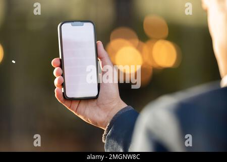 Maquette, écran ou homme d'affaires sur téléphone pour les réseaux, les médias sociaux ou la communication dans London Street. Recherchez, voyagez ou employé sur smartphone pour Banque D'Images