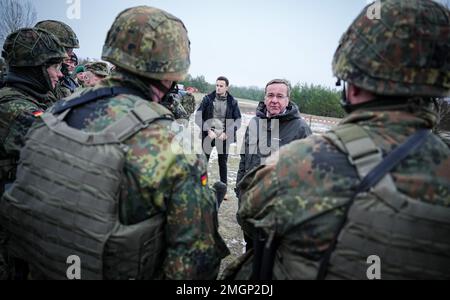 26 janvier 2023, Saxe-Anhalt, Möckern: Boris Pistorius (SPD), ministre fédéral de la Défense, se tient avec des soldats lors de sa visite inaugurale dans les Forces armées allemandes, à l'aire d'entraînement d'Altengrabow. À la suite de l'analyse des tirs et de l'entraînement au combat des logisticiens de la base des forces armées et des soldats de l'armée, le ministre a eu des entretiens avec les soldats. Photo : Kay Nietfeld/dpa Pool/dpa Banque D'Images