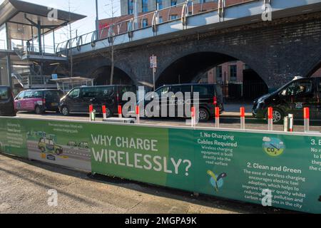 Wireless Electric taxi Charging Area, Trent Street, Nottingham City, Notinghamshire, Angleterre, Royaume-Uni Banque D'Images