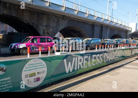 Wireless Electric taxi Charging Area, Trent Street, Nottingham City, Notinghamshire, Angleterre, Royaume-Uni Banque D'Images