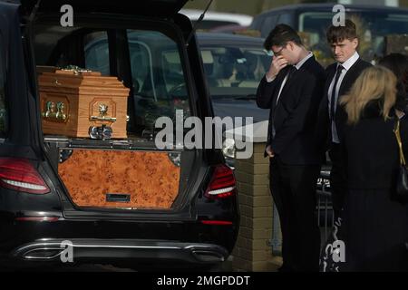 Les pallbearers se préparent à porter le cercueil de Matthew Healy dans l'église Sainte Marie à Berrings, Co Cork. M. Healy était patient à l'hôpital universitaire Mercy où il est décédé dans les premières heures de dimanche à la suite d'une agression présumée. Date de la photo: Jeudi 26 janvier 2023. Banque D'Images