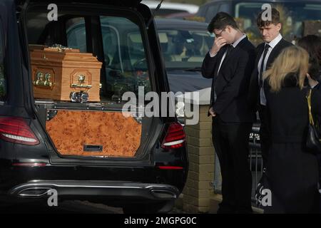 Les pallbearers se préparent à porter le cercueil de Matthew Healy dans l'église Sainte Marie à Berrings, Co Cork. M. Healy était patient à l'hôpital universitaire Mercy où il est décédé dans les premières heures de dimanche à la suite d'une agression présumée. Date de la photo: Jeudi 26 janvier 2023. Banque D'Images