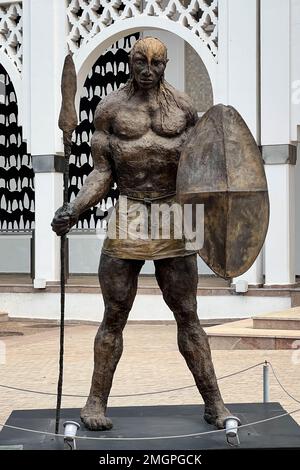 La sculpture d'un guerrier Maasai à l'extérieur du musée d'art moderne et contemporain Mohammed VI Banque D'Images