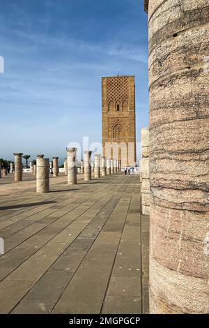 Personnes visitant la Tour Hassan et les colonnes à Rabat, Maroc Banque D'Images