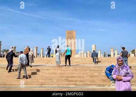 Personnes visitant la Tour Hassan et les colonnes à Rabat, Maroc Banque D'Images