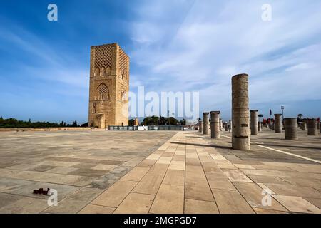 Personnes visitant la Tour Hassan et les colonnes à Rabat, Maroc Banque D'Images