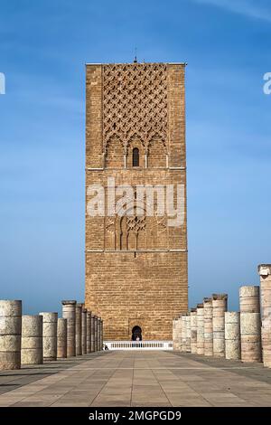 Personnes visitant la Tour Hassan et les colonnes à Rabat, Maroc Banque D'Images