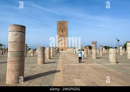 Personnes visitant la Tour Hassan et les colonnes à Rabat, Maroc Banque D'Images