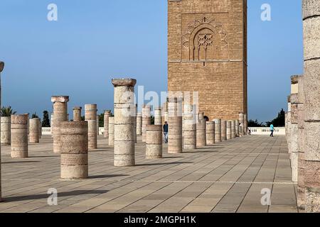 Personnes visitant la Tour Hassan et les colonnes à Rabat, Maroc Banque D'Images