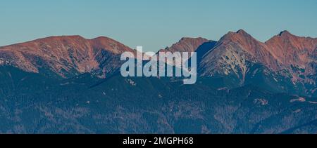 Les sommets de Salatin, Spalena, Pachola et Banikov dans les montagnes de Tatras de l'ouest de Velky Choc colline dans les montagnes de Chocske vrchy en Slovaquie pendant un Banque D'Images