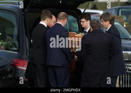 Les pallbearers portent le cercueil de Matthew Healy dans l'église Sainte Marie à Berrings, Co Cork, pour ses funérailles. M. Healy était patient à l'hôpital universitaire Mercy où il est décédé dans les premières heures de dimanche à la suite d'une agression présumée. Date de la photo: Jeudi 26 janvier 2023. Banque D'Images