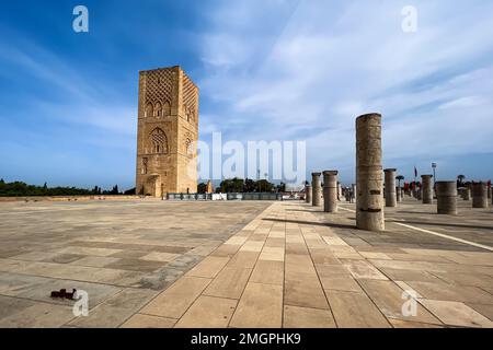 Personnes visitant la Tour Hassan et les colonnes à Rabat, Maroc Banque D'Images