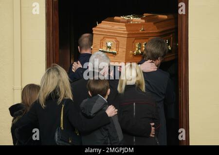 Les pallbearers portent le cercueil de Matthew Healy dans l'église Sainte Marie à Berrings, Co Cork, pour ses funérailles. M. Healy était patient à l'hôpital universitaire Mercy où il est décédé dans les premières heures de dimanche à la suite d'une agression présumée. Date de la photo: Jeudi 26 janvier 2023. Banque D'Images