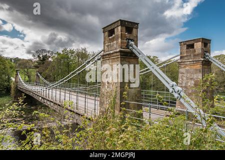 Le monument historique classé et classé de catégorie II* de Whorlton suspension Bridge over the River Tees, comté de Durham, Royaume-Uni Banque D'Images