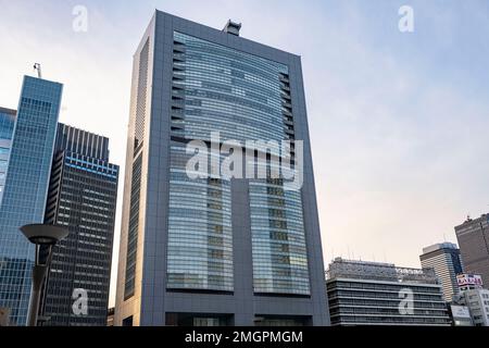 Tokyo, Japon. 26th janvier 2023. Siège social de East Japan Railways Corporation au-dessus de la gare JR East Shinjuku (Shinjuku-eki æ-°å®¿é§…) Dans l'après-midi, en raison de retards de service et de pannes à l'extérieur de Tokyo en raison de la neige dans la région et des Alpes japonaises. La gare Shinjuku est exploitée par la compagnie de chemin de fer East Japan Railway Company (JR East). Il sert de centre de transport majeur à Tokyo, reliant plusieurs lignes de train, y compris la ligne JR East Yamanote, la ligne Chuo, la ligne Sobu, la ligne Narita Express et la ligne Saikyo, ainsi que plusieurs lignes de chemin de fer privées, telles que le chemin de fer électrique Odakyu, Keio Corporation, et Banque D'Images