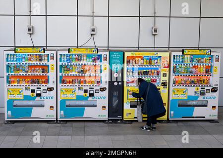 26 janvier 2023, Tokyo, Japon: Une femme fait ses courses dans une rangée de distributeurs japonais (è‡ªå•è² ©¿€²æ © Ÿ) à la gare JR East Shinjuku (Shinjuku-eki æ-°å® é§…) Dans l'après-midi, en raison de retards de service et de pannes à l'extérieur de Tokyo en raison de la neige dans la région et des Alpes japonaises. La gare Shinjuku est exploitée par la compagnie de chemin de fer East Japan Railway Company (JR East). Il sert de centre de transport majeur à Tokyo, reliant plusieurs lignes de train, y compris la ligne JR East Yamanote, la ligne Chuo, la ligne Sobu, la ligne Narita Express et la ligne Saikyo, ainsi que plusieurs lignes de chemin de fer privées, telles que le chemin de fer électrique Odakyu Banque D'Images