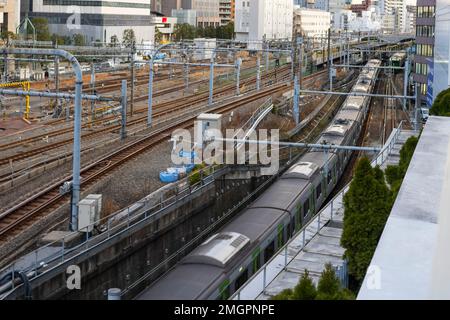 Tokyo, Japon. 26th janvier 2023. Un train Yamanote Line partant de la gare JR East Shinjuku (Shinjuku-eki æ-°å®¿é§…) Dans l'après-midi, en raison de retards de service et de pannes à l'extérieur de Tokyo en raison de la neige dans la région et des Alpes japonaises. La gare Shinjuku est exploitée par la compagnie de chemin de fer East Japan Railway Company (JR East). Il est un important centre de transport à Tokyo, reliant plusieurs lignes de train, y compris la ligne JR East Yamanote, la ligne Chuo, la ligne Sobu, la ligne Narita Express et la ligne Saikyo, ainsi que plusieurs lignes de chemin de fer privées, telles que le chemin de fer électrique Odakyu, Keio Corporation et le métro de Tokyo. Avec Banque D'Images