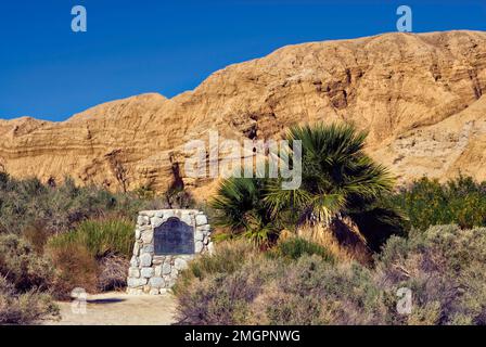 Desert fan Palms, panneau interprétatif à la station de Palm Spring Butterield Stageline oasis, Anza Borrego Desert Park, Californie, États-Unis Banque D'Images