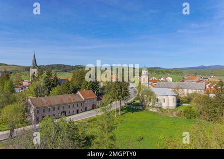 Vue panoramique sur le village de Brinje en Croatie Banque D'Images