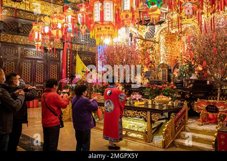 Hong Kong, Hong Kong. 21st janvier 2023. Le prêtre taoïste et les adorateurs ont été vus adorer au Temple Wong Tai Sin à Hong Kong. Les gens se sont enfermés au Temple Wong Tai Sin pour adorer la première fois en trois ans depuis la pandémie de COVID, alors qu'ils se rassemblent pour brûler leurs premiers bâtons de jos pour célébrer le nouvel an lunaire et l'année du lapin dans le zodiaque chinois. (Photo par Alex Chan TSZ Yuk/SOPA Images/Sipa USA) crédit: SIPA USA/Alay Live News Banque D'Images