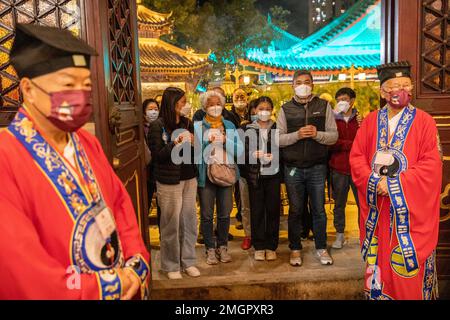 Hong Kong, Hong Kong. 21st janvier 2023. Les fidèles attendent de adorer avec les bâtons de jos en main au Temple Wong Tai Sin à Hong Kong. Les gens se sont enfermés au Temple Wong Tai Sin pour adorer la première fois en trois ans depuis la pandémie de COVID, alors qu'ils se rassemblent pour brûler leurs premiers bâtons de jos pour célébrer le nouvel an lunaire et l'année du lapin dans le zodiaque chinois. (Photo par Alex Chan TSZ Yuk/SOPA Images/Sipa USA) crédit: SIPA USA/Alay Live News Banque D'Images