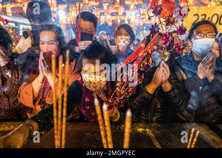 Hong Kong, Hong Kong. 21st janvier 2023. Les adorateurs brûlent leurs premiers bâtons de jos en nouvel an lunaire au brûleur d'encens, au Temple Wong Tai Sin à Hong Kong. Les gens se sont enfermés au Temple Wong Tai Sin pour adorer la première fois en trois ans depuis la pandémie de COVID, alors qu'ils se rassemblent pour brûler leurs premiers bâtons de jos pour célébrer le nouvel an lunaire et l'année du lapin dans le zodiaque chinois. (Photo par Alex Chan TSZ Yuk/SOPA Images/Sipa USA) crédit: SIPA USA/Alay Live News Banque D'Images