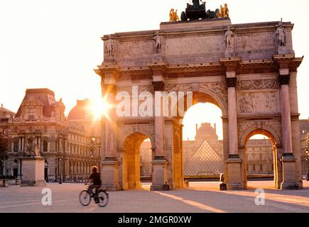 France, Paris, le Louvre et l'Arc de Triomphe du carrousel, est une arche triomphale de Paris, située sur la place du carrousel. C'est un exemple de ne Banque D'Images