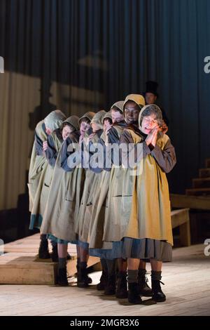 Compagnie à JANE EYRE au Lyttelton Theatre, National Theatre (NT), Londres SE1 17/09/2015 une co-production avec le Bristol Old Vic basé sur le roman de Charlotte Bronte conçu par la compagnie dramaturg: Mike Akers compositeur et directeur musical: Benji Bower Set design: Michael Vale costumes: Katie Sykes éclairage: Mouvement Aideen Malone: DaN Canham directeur: Sally Cookson Banque D'Images