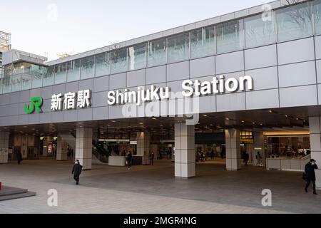 Tokyo, Japon. 26th janvier 2023. Gare JR East Shinjuku (Shinjuku-eki æ-°å®¿é§…) Dans l'après-midi, en raison de retards de service et de pannes à l'extérieur de Tokyo en raison de la neige dans la région et des Alpes japonaises. La gare Shinjuku est exploitée par la compagnie de chemin de fer East Japan Railway Company (JR East). Il est un important centre de transport à Tokyo, reliant plusieurs lignes de train, y compris la ligne JR East Yamanote, la ligne Chuo, la ligne Sobu, la ligne Narita Express et la ligne Saikyo, ainsi que plusieurs lignes de chemin de fer privées, telles que le chemin de fer électrique Odakyu, Keio Corporation et le métro de Tokyo. Avec son grand nombre de plates-formes et Banque D'Images