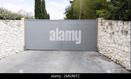 Portail gris de la maison en aluminium haut de style de la porte de la banlieue Banque D'Images