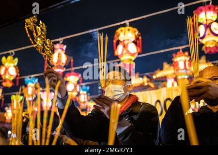 Hong Kong, Hong Kong. 21st janvier 2023. Un homme adore les bâtons de jos à la main au Temple Wong Tai Sin à Hong Kong. Les gens se sont enfermés au Temple Wong Tai Sin pour adorer la première fois en trois ans depuis la pandémie de COVID, alors qu'ils se rassemblent pour brûler leurs premiers bâtons de jos pour célébrer le nouvel an lunaire et l'année du lapin dans le zodiaque chinois. (Credit image: © Alex Chan TSZ Yuk/SOPA Images via ZUMA Press Wire) USAGE ÉDITORIAL SEULEMENT! Non destiné À un usage commercial ! Banque D'Images