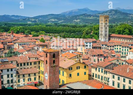 Ville médiévale historique de Lucques avec de vieux bâtiments et tours, Toscane, Italie Banque D'Images