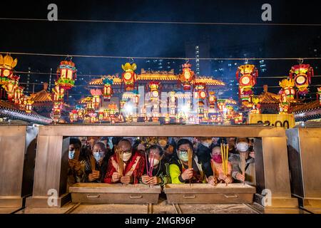 Hong Kong, Hong Kong. 21st janvier 2023. Les adorateurs attendent au brûleur d'encens pour brûler leurs premiers bâtons de jos en nouvel an lunaire, au Temple Wong Tai Sin à Hong Kong. Les gens se sont enfermés au Temple Wong Tai Sin pour adorer la première fois en trois ans depuis la pandémie de COVID, alors qu'ils se rassemblent pour brûler leurs premiers bâtons de jos pour célébrer le nouvel an lunaire et l'année du lapin dans le zodiaque chinois. (Credit image: © Alex Chan TSZ Yuk/SOPA Images via ZUMA Press Wire) USAGE ÉDITORIAL SEULEMENT! Non destiné À un usage commercial ! Banque D'Images