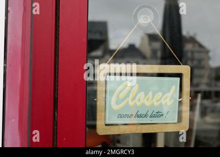 fermé revenez plus tard boutique texte panneau panneau bois sur les fenêtres boutique restaurant café magasin panneau Banque D'Images